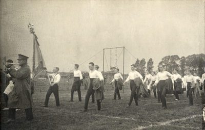 98748 Afbeelding van de gymnastiek- en atletiekdemonstraties op de gemeentelijke sportterreinen aan de Thorbeckelaan te ...